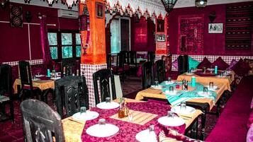 Tägliches inbegriffenes kontinentales Frühstück