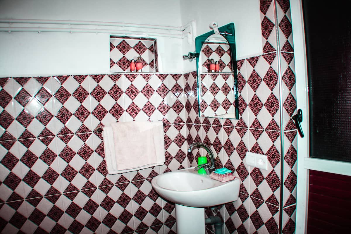 Dusche, Regendusche, kostenlose Toilettenartikel, Haartrockner