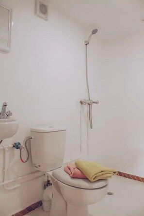 Double Room | Bathroom | Shower, rainfall showerhead, towels, soap - Monkey Finger House (Ait Sedrate Jbel El Soufla)