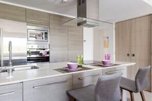 ثلاجة، ميكروويف، فرن، موقد طهي مسطح