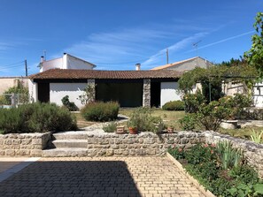 Property grounds - Old house with private terrace overlooking the owner's garden swiming pool (La Tremblade)