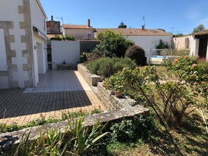Property grounds - Old house with private terrace overlooking the owner's garden swiming pool (La Tremblade)