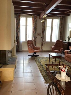 TV, fireplace, DVD player, books - Old house with private terrace overlooking the owner's garden swiming pool (La Tremblade)
