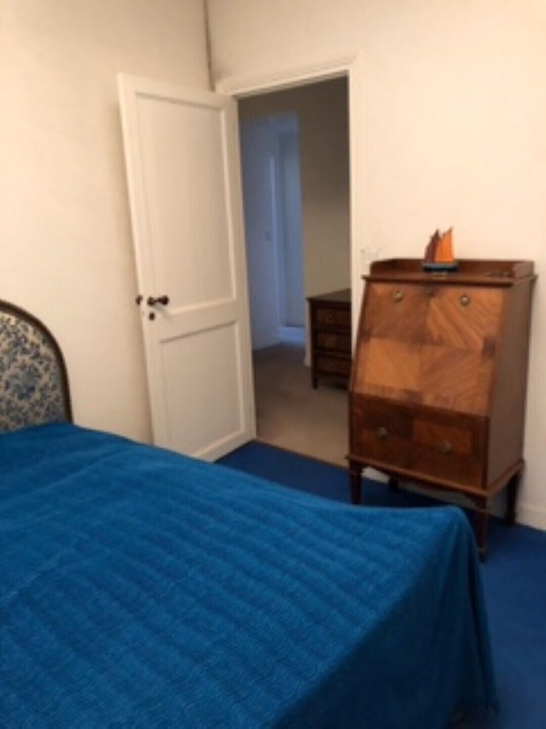 4 slaapkamers, een bureau, een strijkplank/strijkijzer, reisbedje
