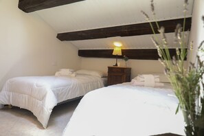 Apartment, 2 Bedrooms | 2 bedrooms, free cribs/infant beds, free WiFi, bed sheets