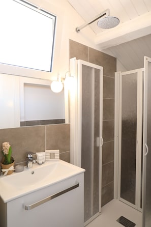 Apartment, 2 Schlafzimmer | Badezimmer | Dusche, Haartrockner, Bidet, Handtücher