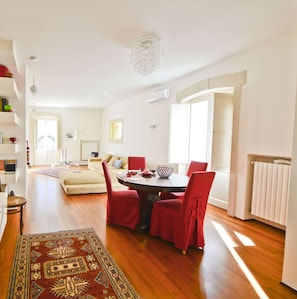 Apartment, 2 Schlafzimmer | Wohnbereich | Flachbildfernseher