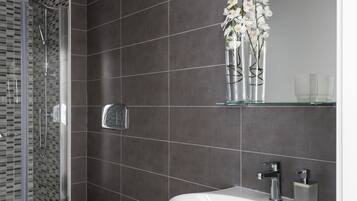 Apartment, 1 Bedroom (Comfort Suite) | Bathroom | Shower, rainfall showerhead, free toiletries, hair dryer