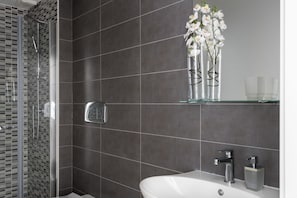 Apartment, 1 Bedroom (Comfort Suite) | Bathroom | Shower, rainfall showerhead, free toiletries, hair dryer - Wonderful Italy Suites (Syracuse)