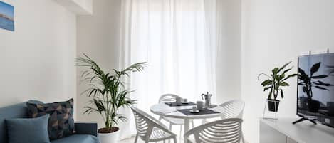 Apartment, 1 Schlafzimmer, Balkon (Dionisio) | Wohnzimmer | Flachbildfernseher