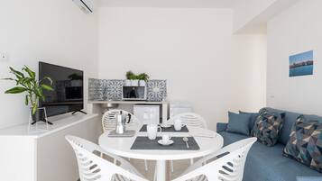 Apartment, 1 Bedroom, Balcony (Dionisio) | Living room | Flat-screen TV