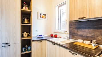 Apartment, 2 Bedrooms (6A) | Private kitchen | Full-sized fridge, microwave, oven, stovetop