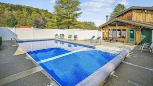 Unclassified image, 2 of 37, button - Cedarbrook Junior Suite-Heated pool 218/220 (Killington)