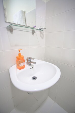 Bathroom - Signature Studio Suite by Kara's Condotel (Cebu City)