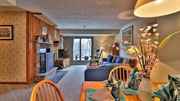 Een televisie, een dvd-speler en een stereo