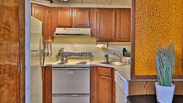 Een koelkast, een magnetron, een oven, een kookplaat