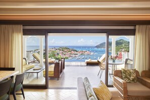 Villa, 5 slaapkamers, privézwembad, uitzicht op zee | Een minibar met enkele gratis items, een kluis op de kamer, een bureau