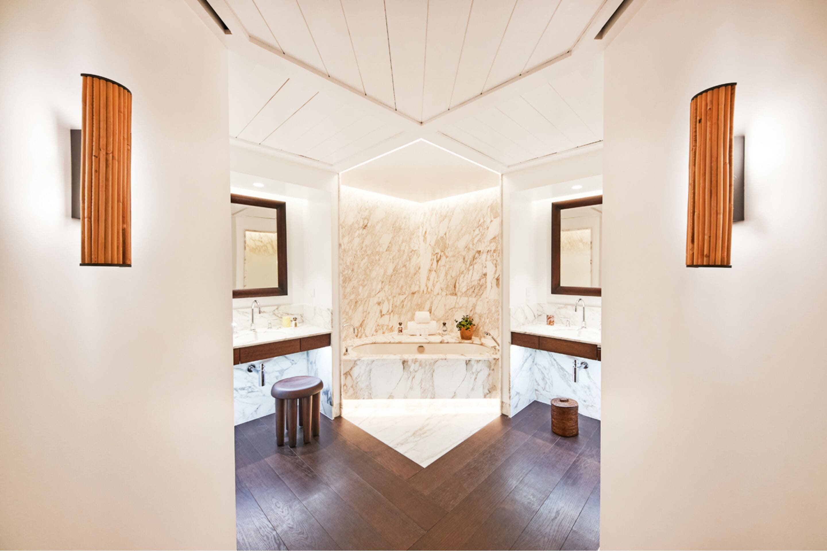 Sviitti, yksityinen uima-allas, merinäköala | Kylpyhuone | Designer-hygieniatuotteet, hiustenkuivaaja, kylpytakit, tohvelit