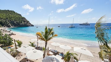 Plage privée à proximité, chaises longues, parasols, serviettes de plage