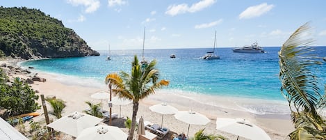 Plage privée à proximité, chaises longues, parasols, serviettes de plage