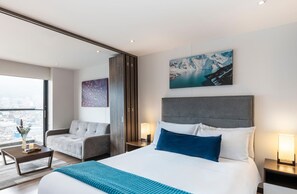 Departamento | Caja de seguridad en la habitación, muebles diferentes y escritorio 