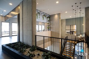 TV connectée de 43 pouces avec chaînes par câble, baby-foot