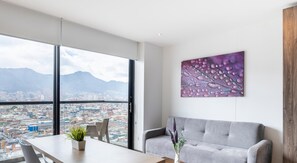 Departamento | Área de sala de estar | Smart TV de 43 pulgadas con canales por cable y futbolito 