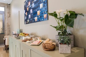 Daily local cuisine breakfast for a fee - D'Autor Apartments Alegria (Porto)