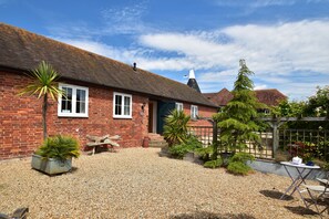 Front of property - Daisy (Rye)