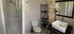 ของใช้ในห้องน้ำฟรี, สบู่, กระดาษชำระ