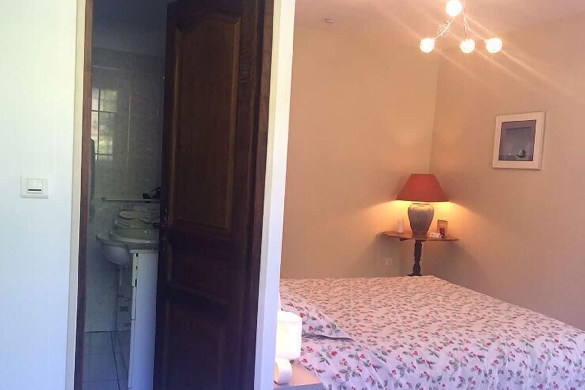 Double Room (Terrasse) | Individually decorated, individually furnished, cribs/infant beds