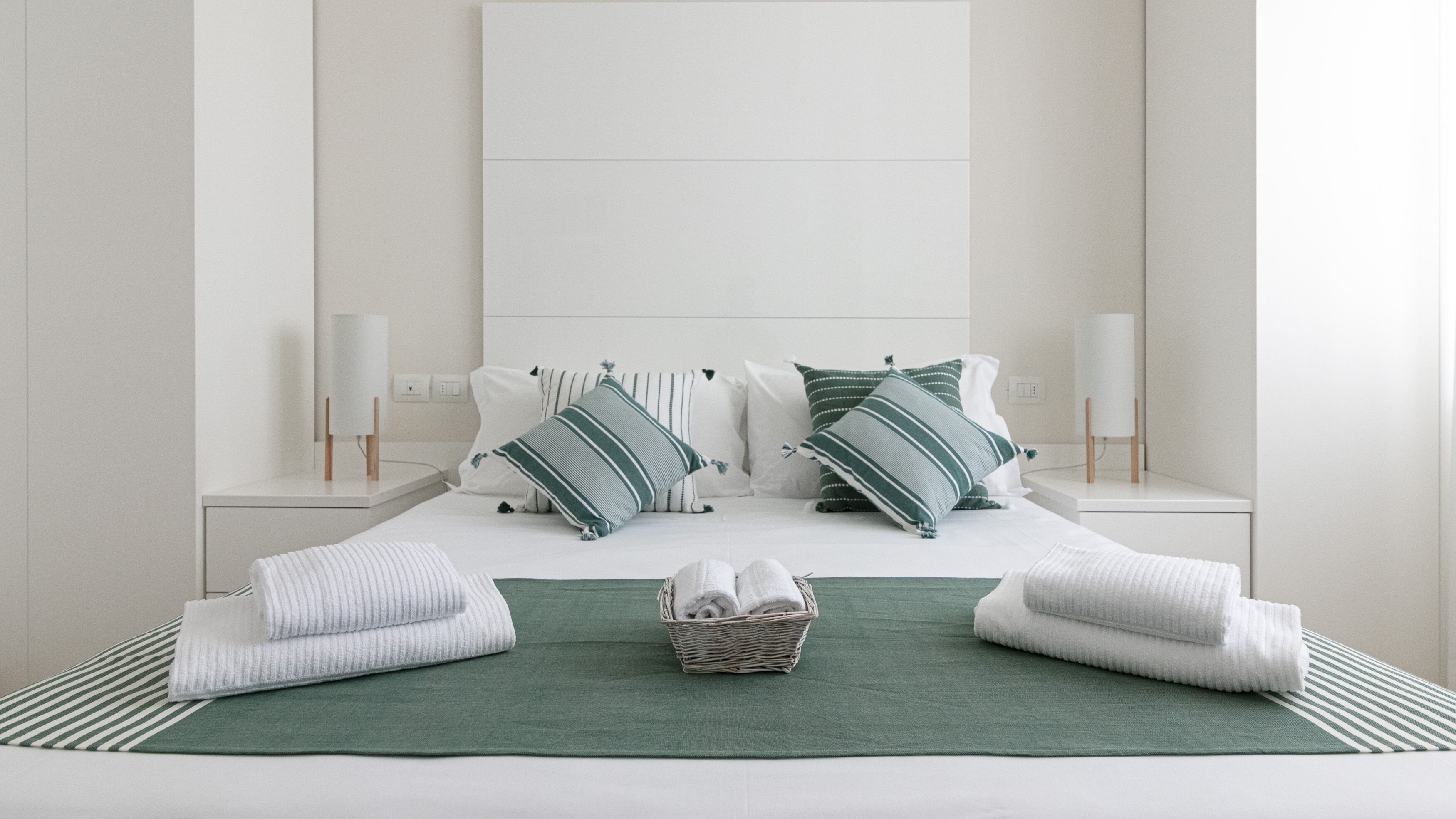 Espace de travail pour ordinateur portable, lits bébé (gratuits)