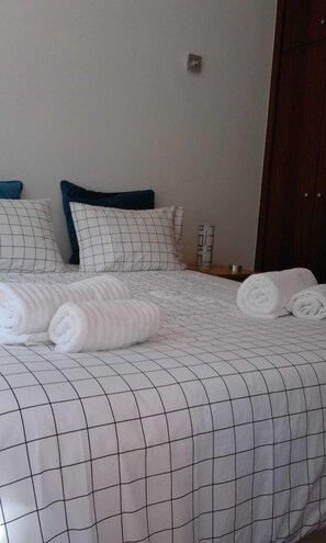 4 quartos, ferros/tábuas de passar roupa, berço de viagem