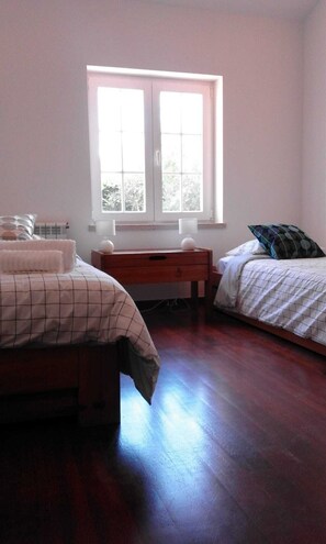 4 chambres, fer et planche à repasser, lit parapluie, Wi-Fi gratuit