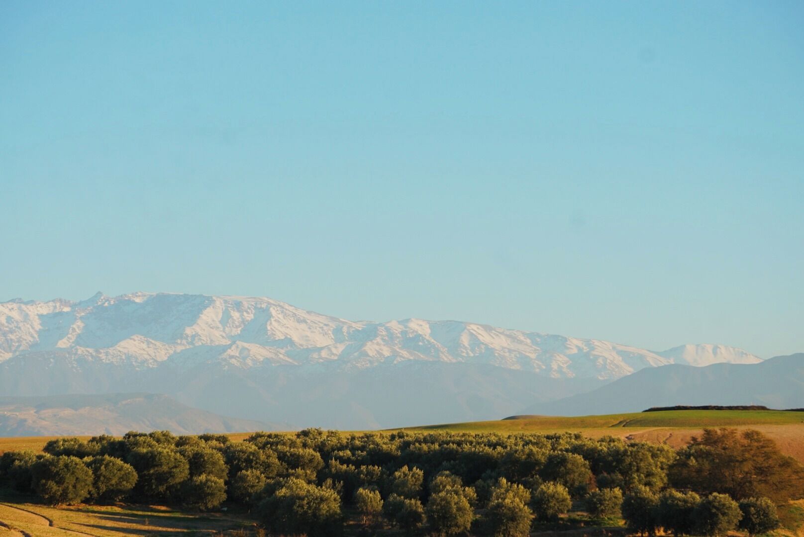 Un paisaje montañoso con cielo despejado.