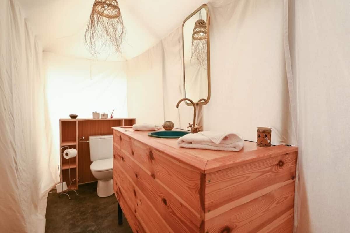 Een douche, een regendouche, handdoeken, zeep