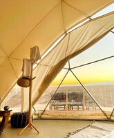 Decoración personalizada, muebles diferentes, wifi y ropa de cama 