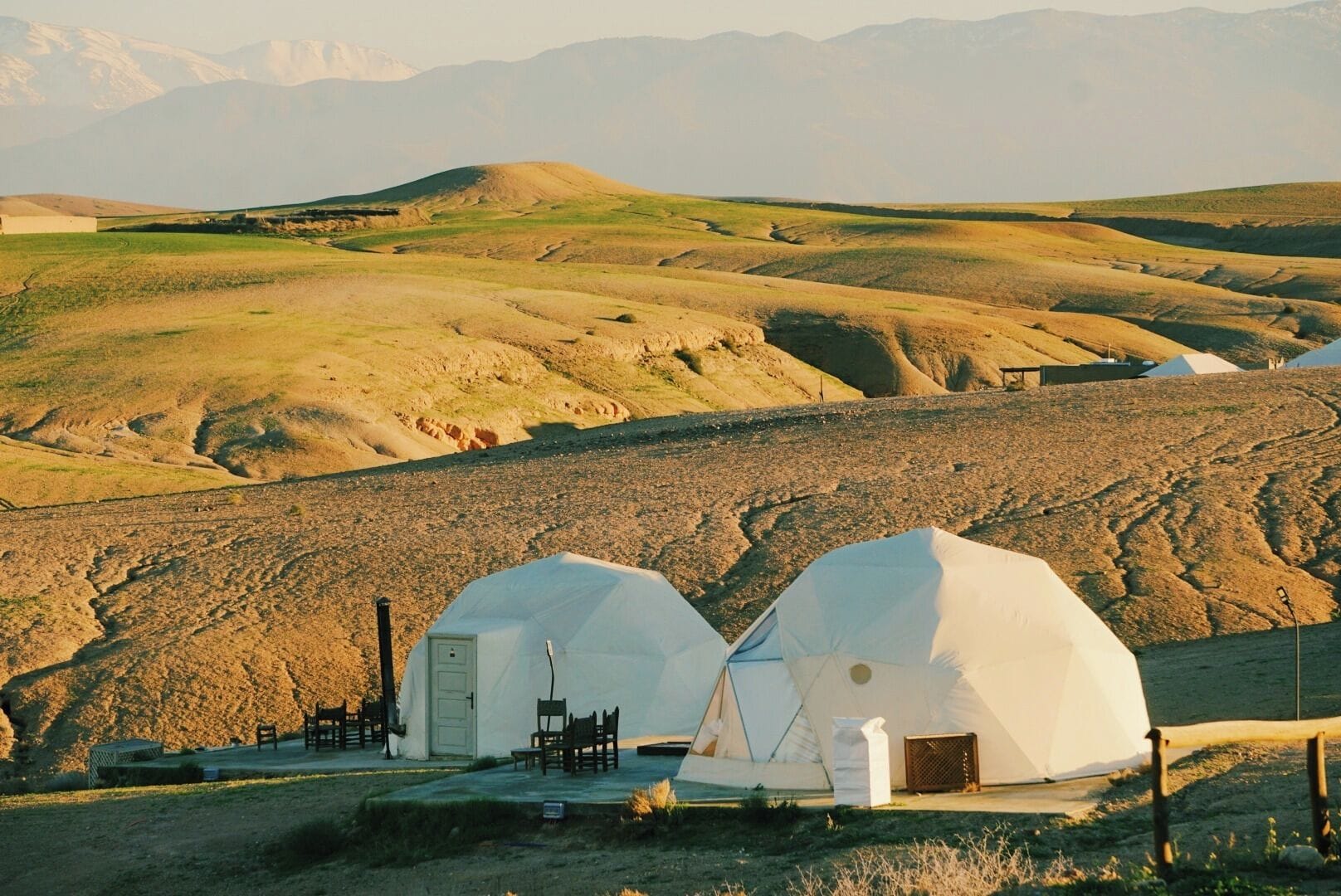Decoración personalizada, muebles diferentes, wifi y ropa de cama 
