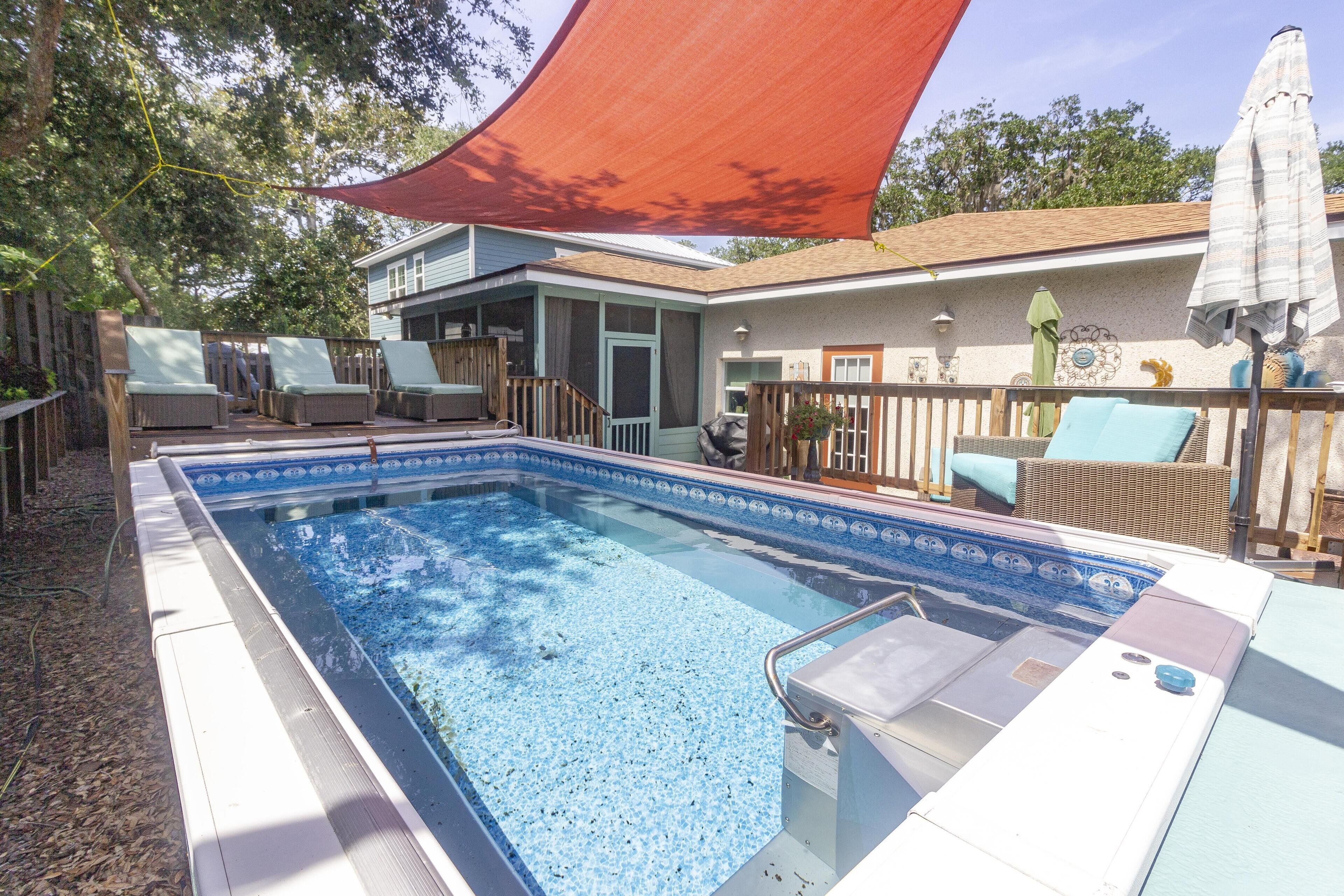 Location! ~ Pool & Beach! ~ 5 mins to Downtown!