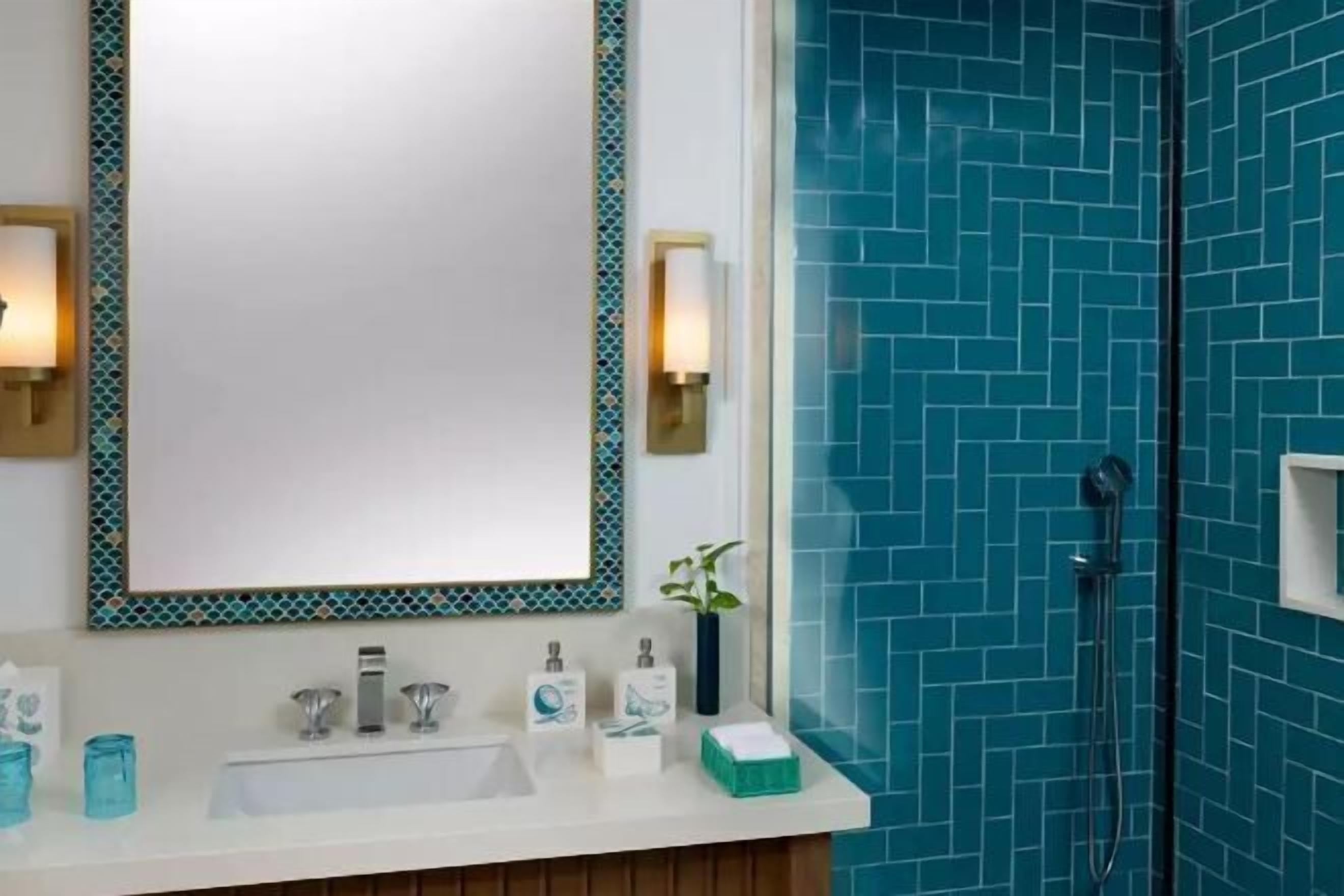 Combined shower/bathtub, rainfall showerhead, free toiletries