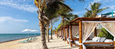 A la platja, cabanes de platja i gandules de platja