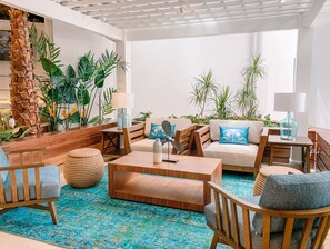 4 restaurants, servant le déjeuner et le dîner; cuisine internationale