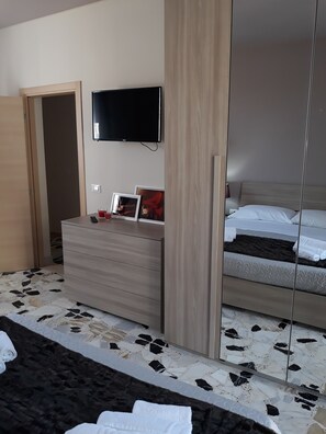 Exclusive-Dreibettzimmer, Balkon, Stadtblick | Schreibtisch, Verdunkelungsvorhänge, kostenloses WLAN, Bettwäsche