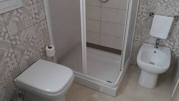 Tripla Exclusive, balcone, vista città | Bagno | Doccia, soffione a pioggia, asciugacapelli, bidet