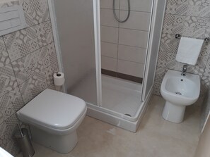 Exclusive Triple Room, Balcony, City View | Bathroom | Shower, rainfall showerhead, hair dryer, bidet - Antares B&B (Comiso)