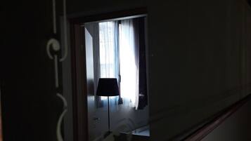 Doppia Deluxe, balcone, vista città | Una scrivania, tende oscuranti, Wi-Fi gratuito, lenzuola