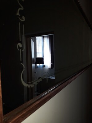 Deluxe-Doppelzimmer, Balkon, Stadtblick | Schreibtisch, Verdunkelungsvorhänge, kostenloses WLAN, Bettwäsche
