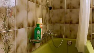 Ensemble douche/baignoire, sĂšche-cheveux, serviettes fournies, savon