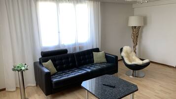 Maison, 5 chambres, balcon, vue lac | Coin séjour
