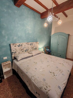 1 bedroom, desk, free WiFi, bed sheets